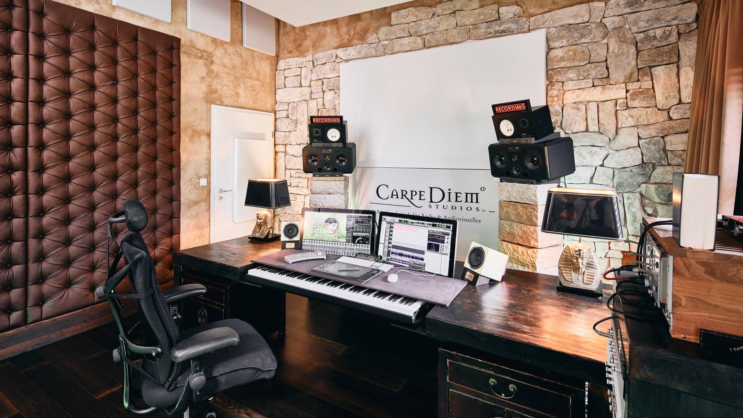 Regiearbeitsplatz von Carpe Diem Studios mit professioneller Audiotechnik
