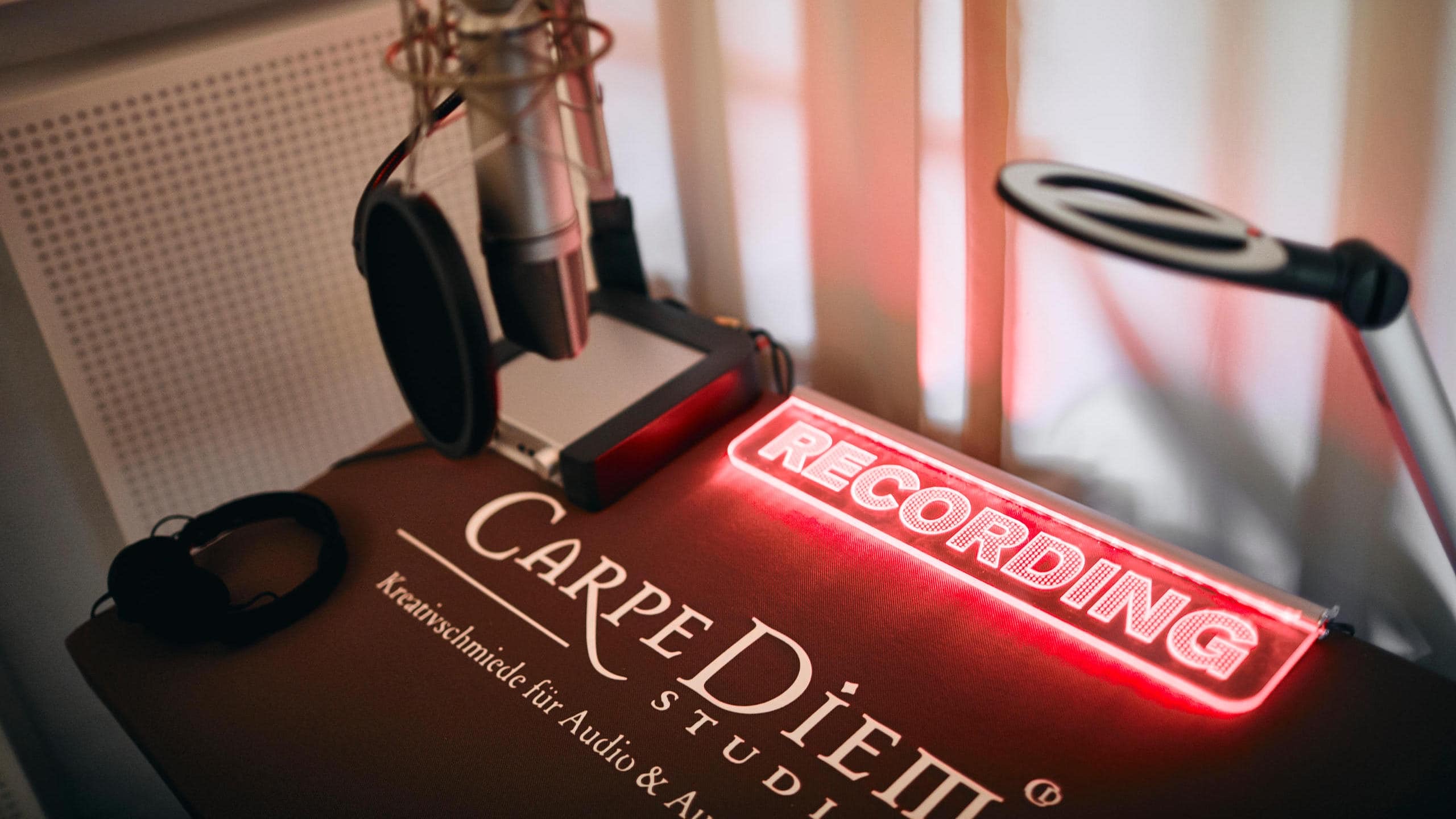 Recording-Schild und Mikrofon bei Carpe Diem Studios